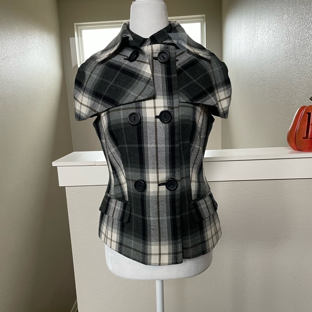 The limited vest with removable cape size small